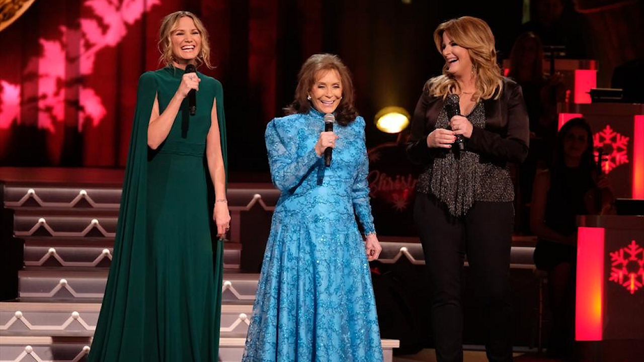 Jennifer Nettles talks about hosting 'CMA Country Christmas' on ABC