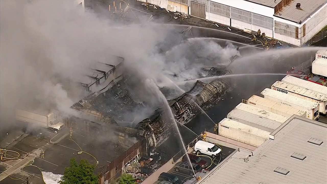 Commercial building fire erupts in Huntington Park | abc7.com