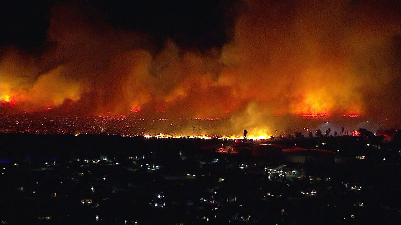 Fast-moving brush fire erupts in Rialto, Devore area | abc7.com