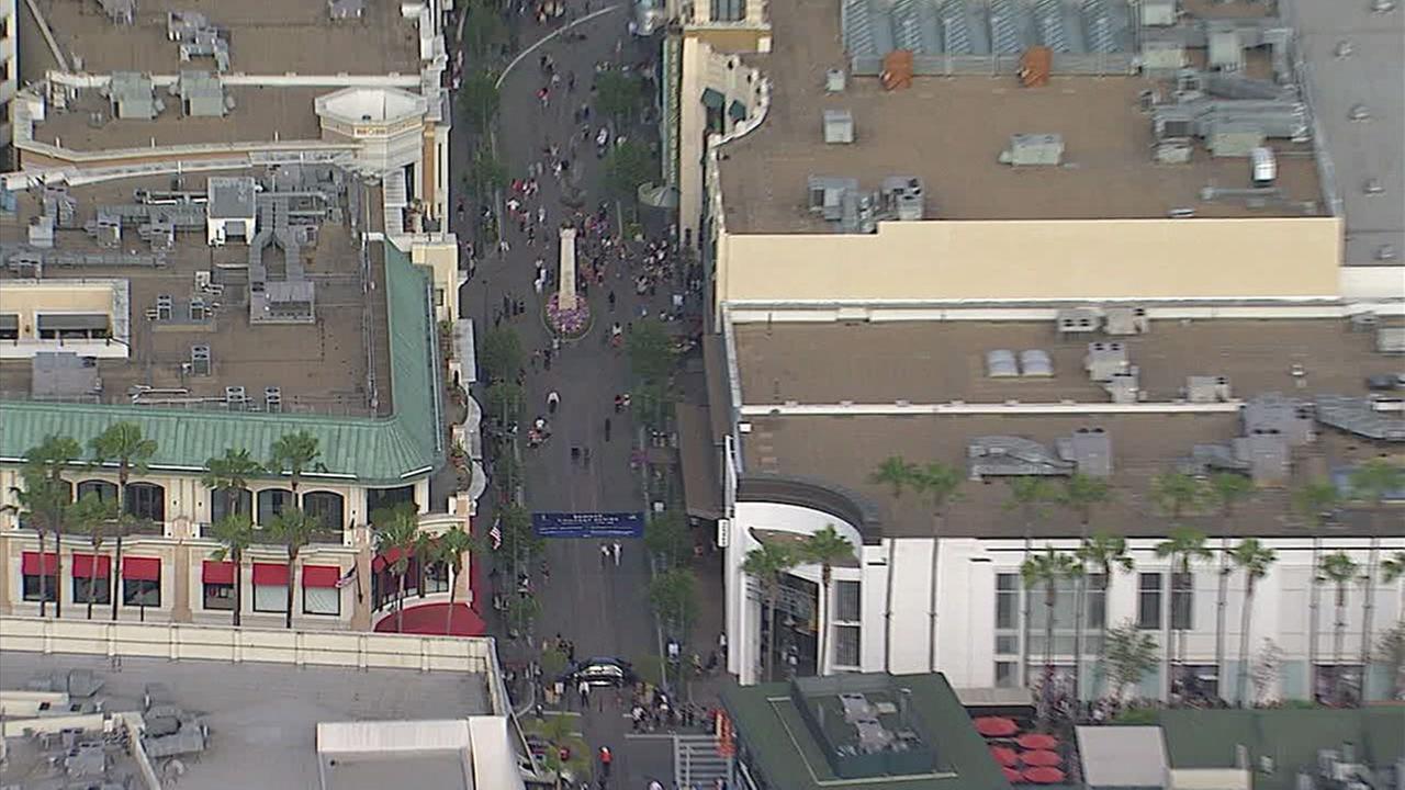 power-outage-reported-at-the-grove-abc7