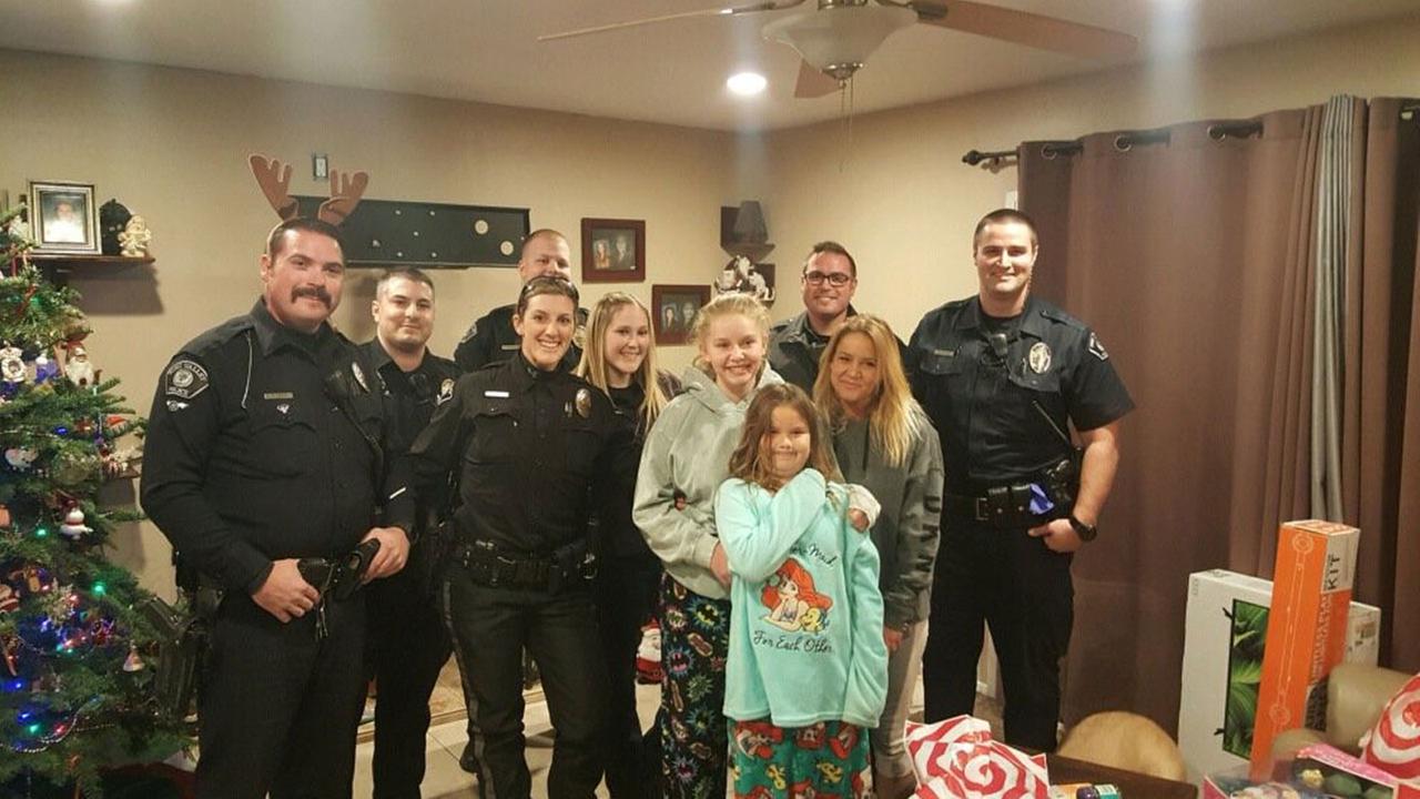 simi valley officers bring christmas cheer to mom 2 kids after burglars steal gifts - Christmas Gifts For Police Officers simi valley officers bring christmas cheer to mom 2 kids after burglars steal gifts - Christmas Gifts For Police Officers
