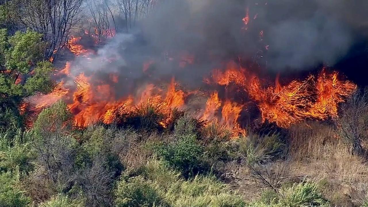 Fire in Montebello hills prompts evacuations, road closures | abc7.com