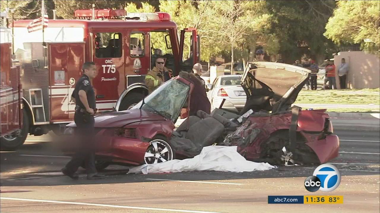 1 killed in highspeed wreck in Santa Ana; driver of 2nd car sought