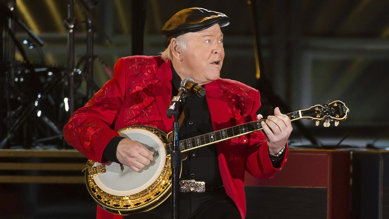 Roy Clark, country music singer, guitarist and 'Hee Haw' star, has died ...