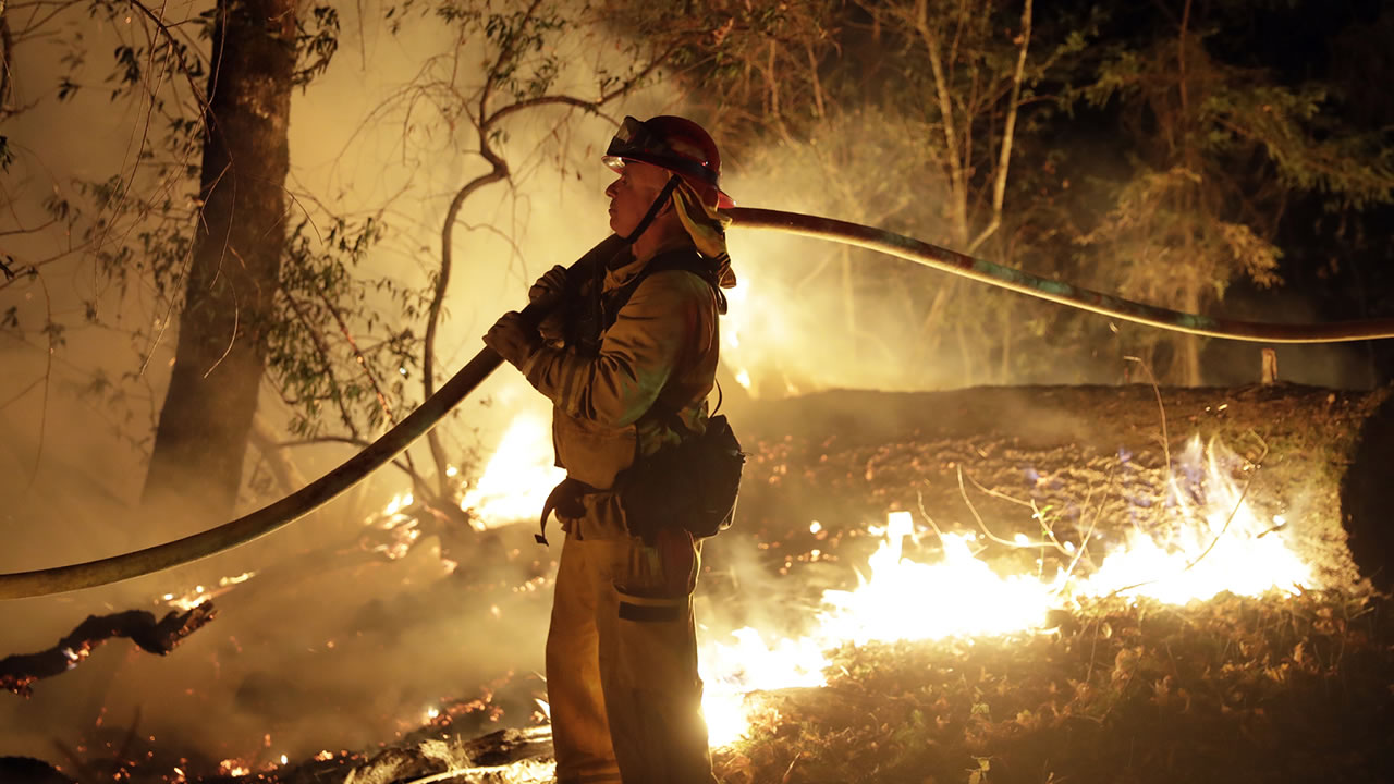 E firing. Салют на длинной выдержке. E firing. Военный вертолет с бомбами. Challenger-2 под огнём.