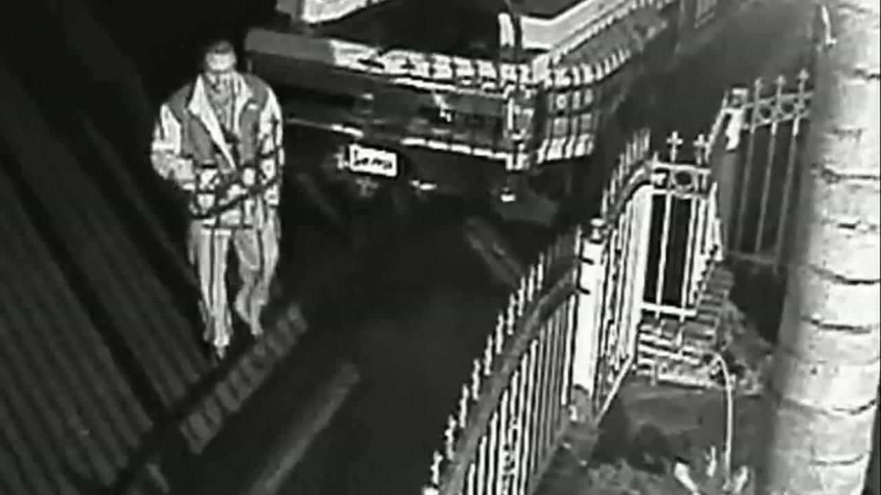 Officials Man kills self as deputies try to serve warrant in brutal