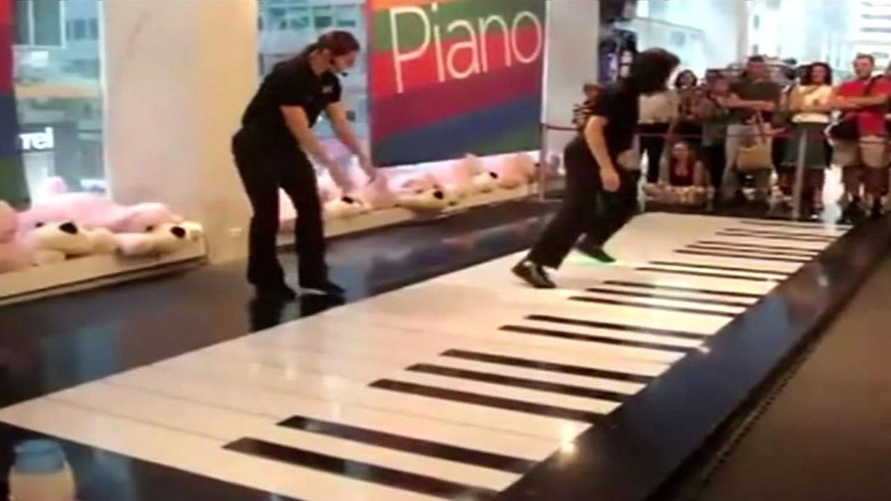 fao-schwarz-employees-entertain-guests-on-giant-floor-piano-abc7news