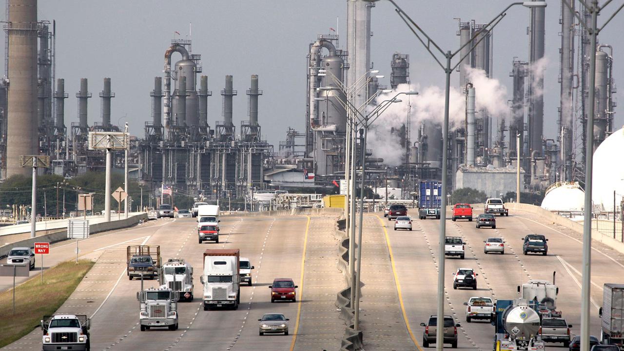 Oil markets, strong production lead US gas prices lower