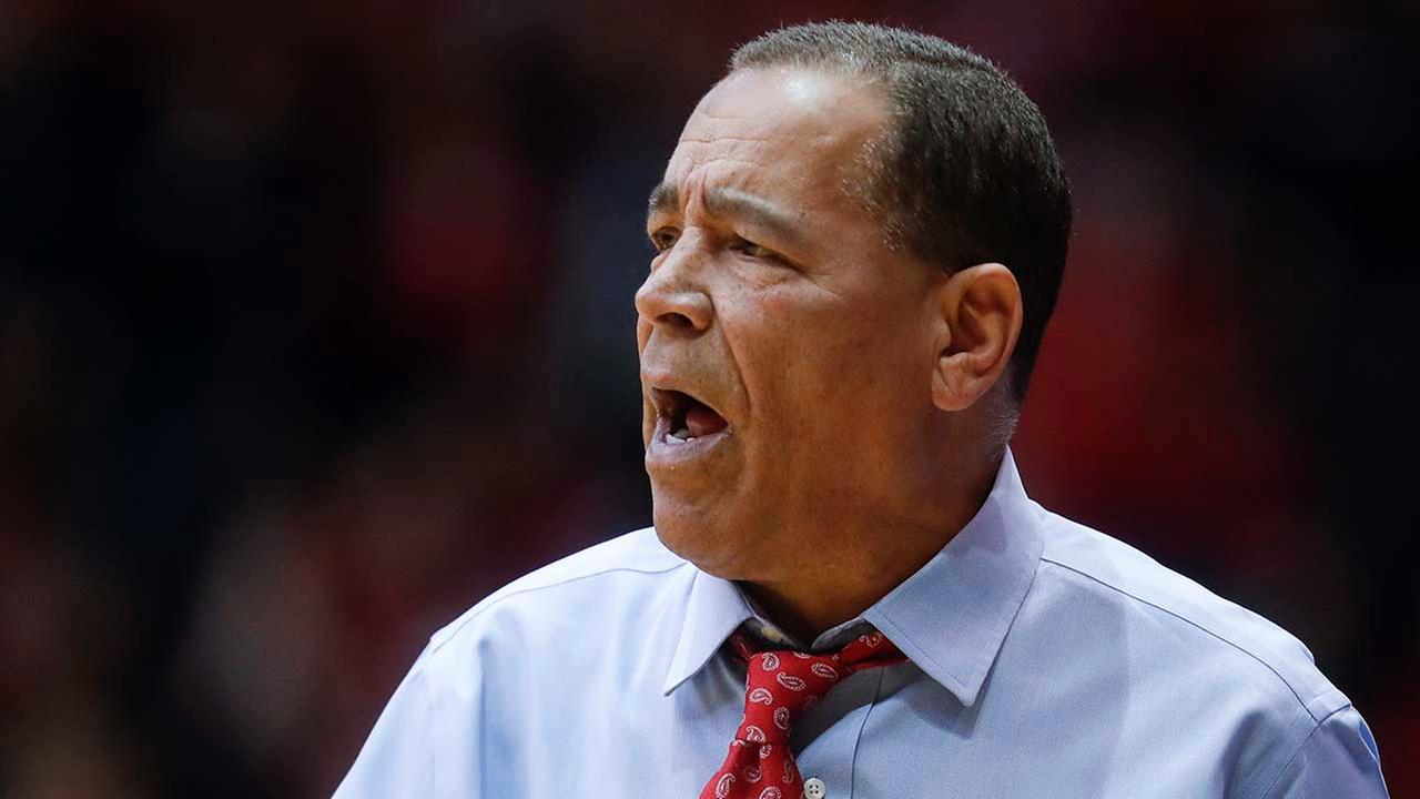 UH coach asking for donations to help Houston flood victims