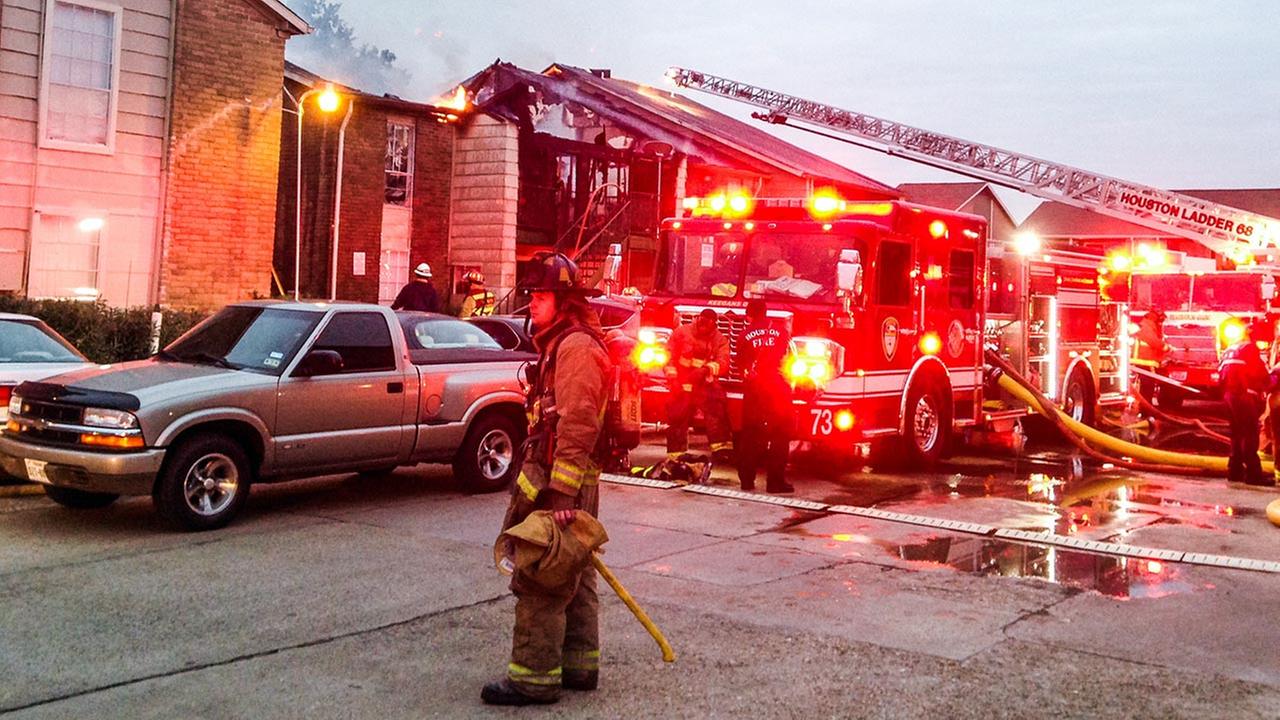 Firefighters Battle 2-alarm Apartment Fire In Southwest Houston | Abc13.com