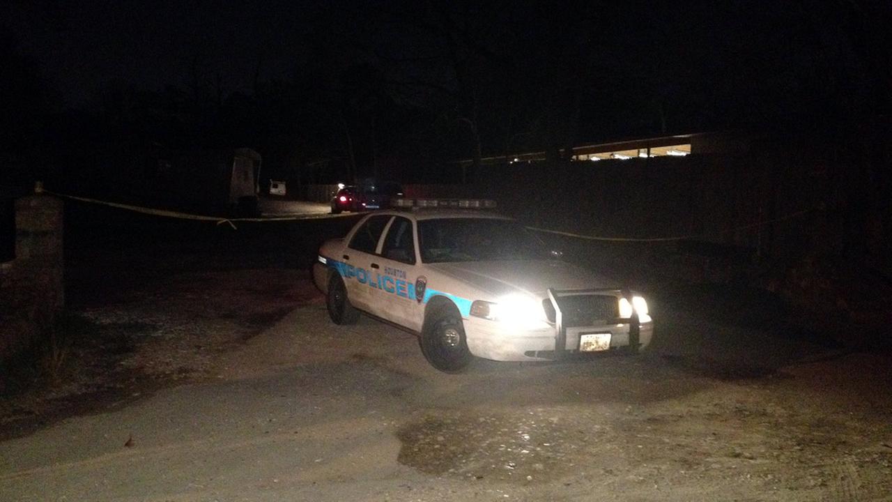 One dead, one wounded in trailer park shooting