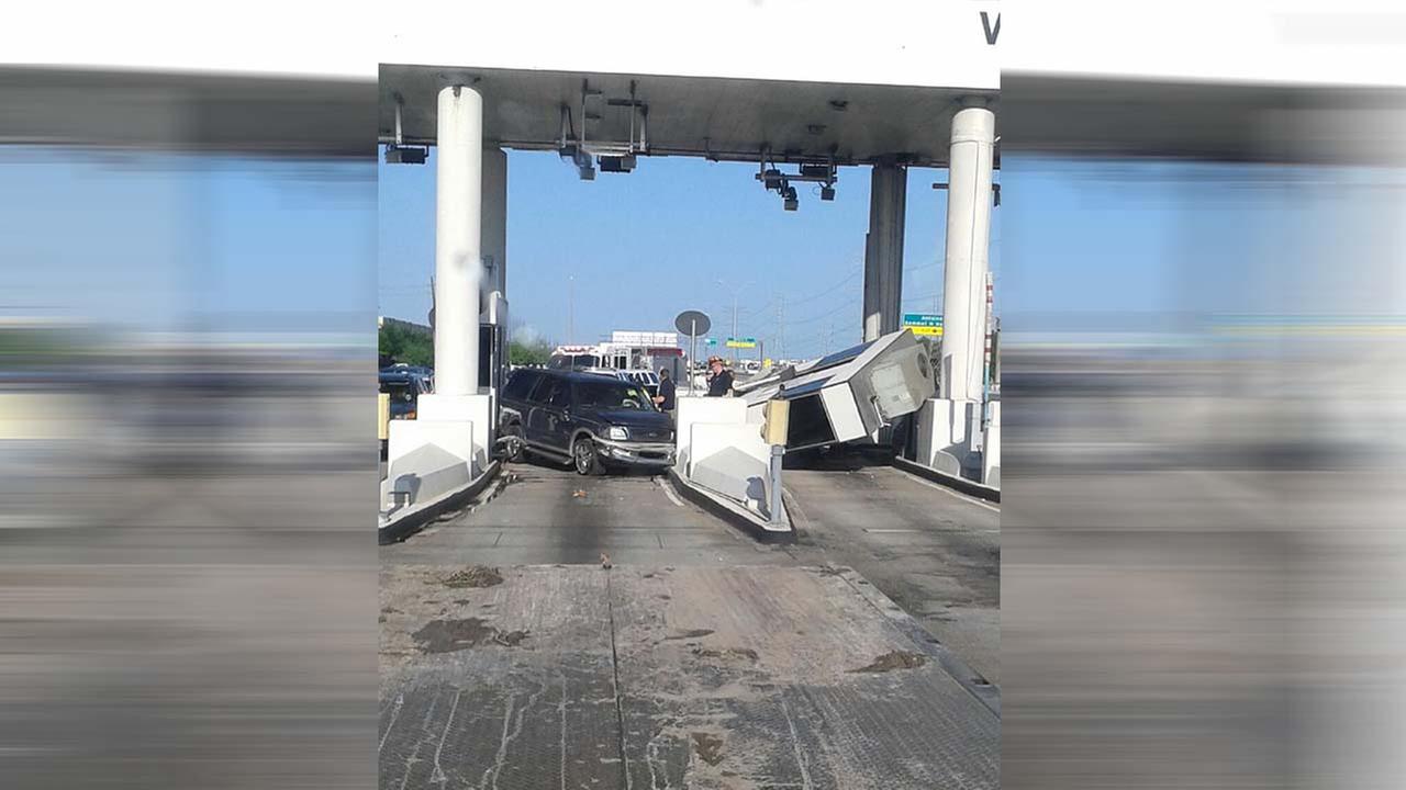 SUV slams into toll booth with worker inside | abc13.com