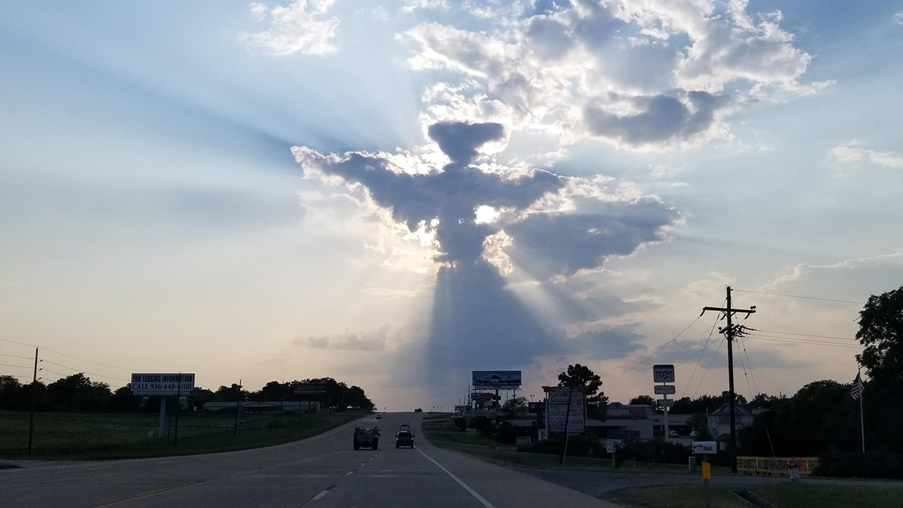 Unusual Cloud Formation In Texas Resembles Glowing Angel In The Sky Abc7 Los Angeles