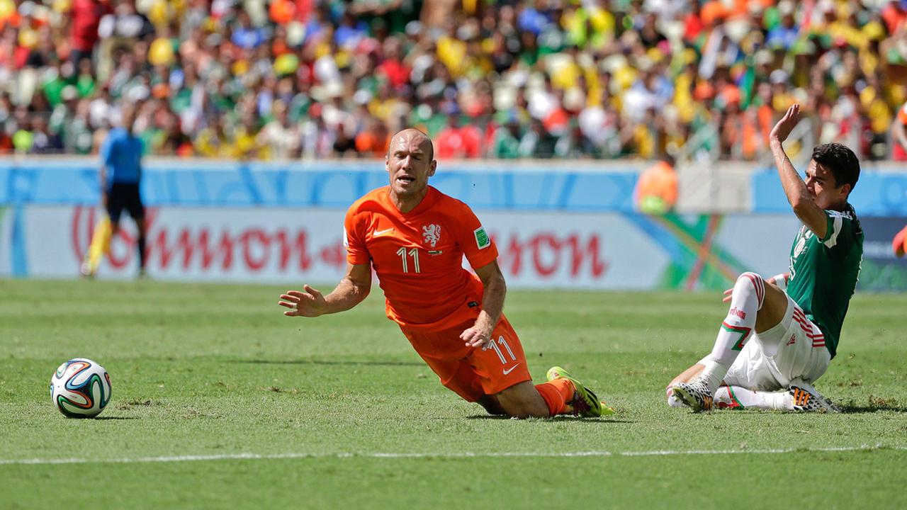 Huntelaar's late penalty gives Dutch 2-1 win | abc13.com