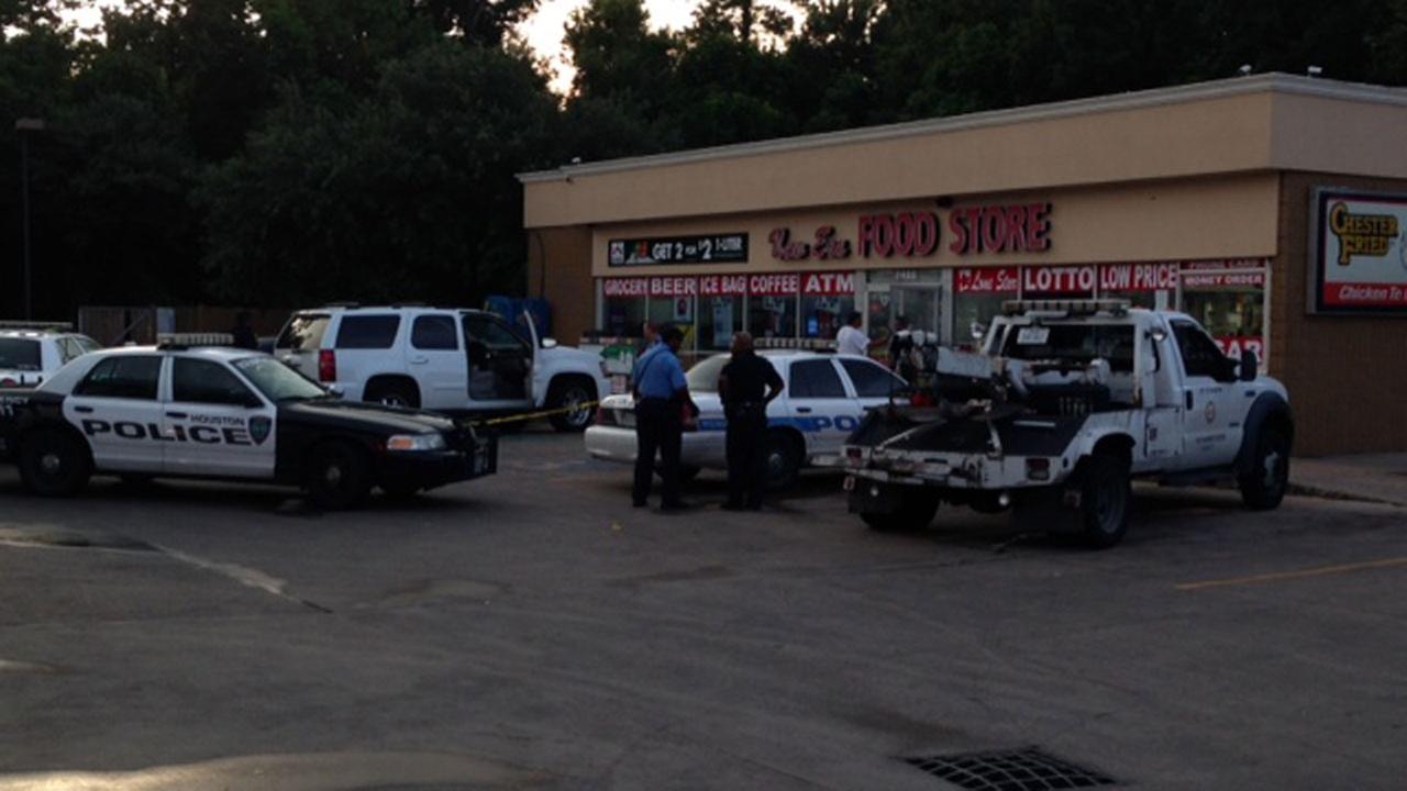 Northeast Houston convenience store owner shot during robbery