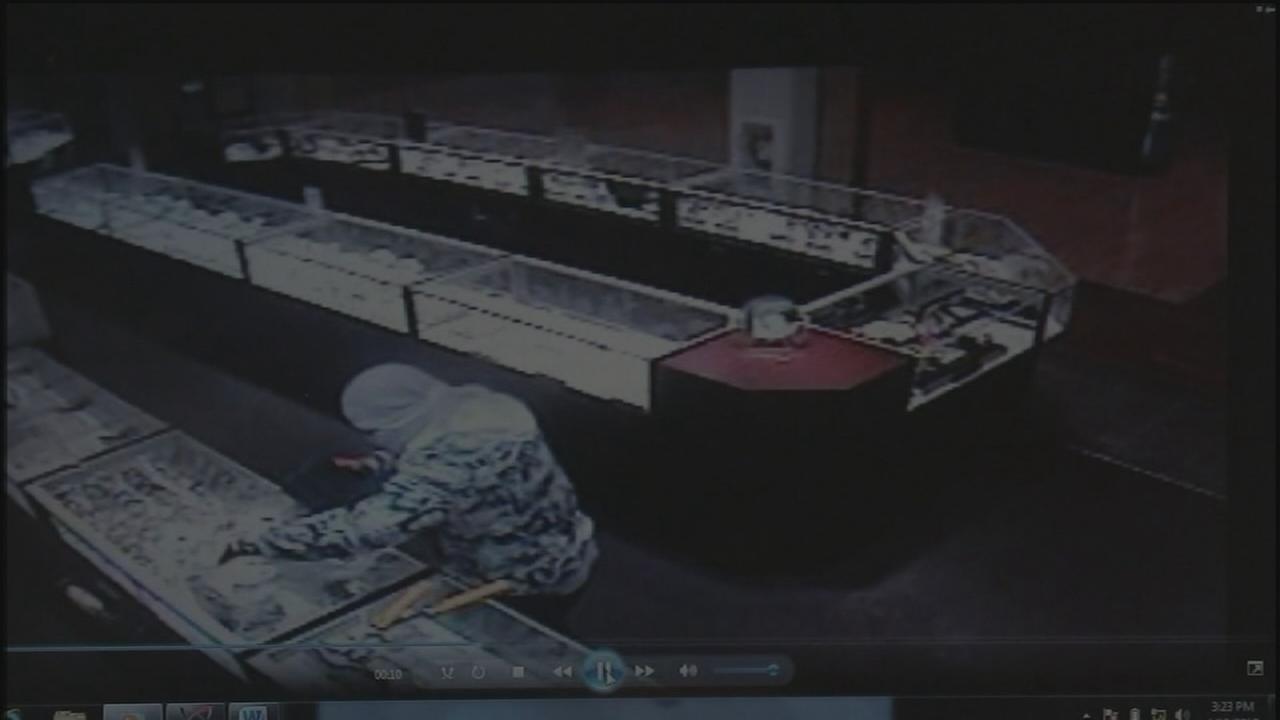 Robbery suspects smash glass case, steal jewelry from Kay Jewelers at