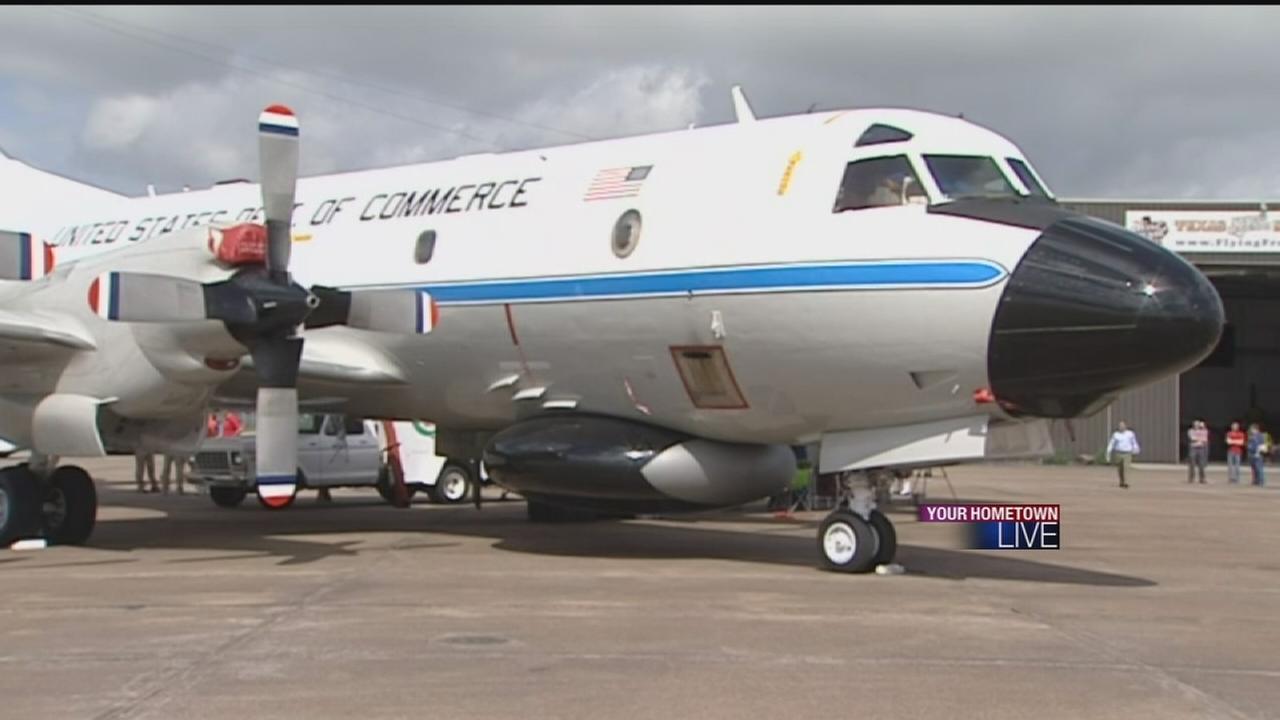 tour-takes-kids-inside-a-hurricane-hunter-plane-abc13