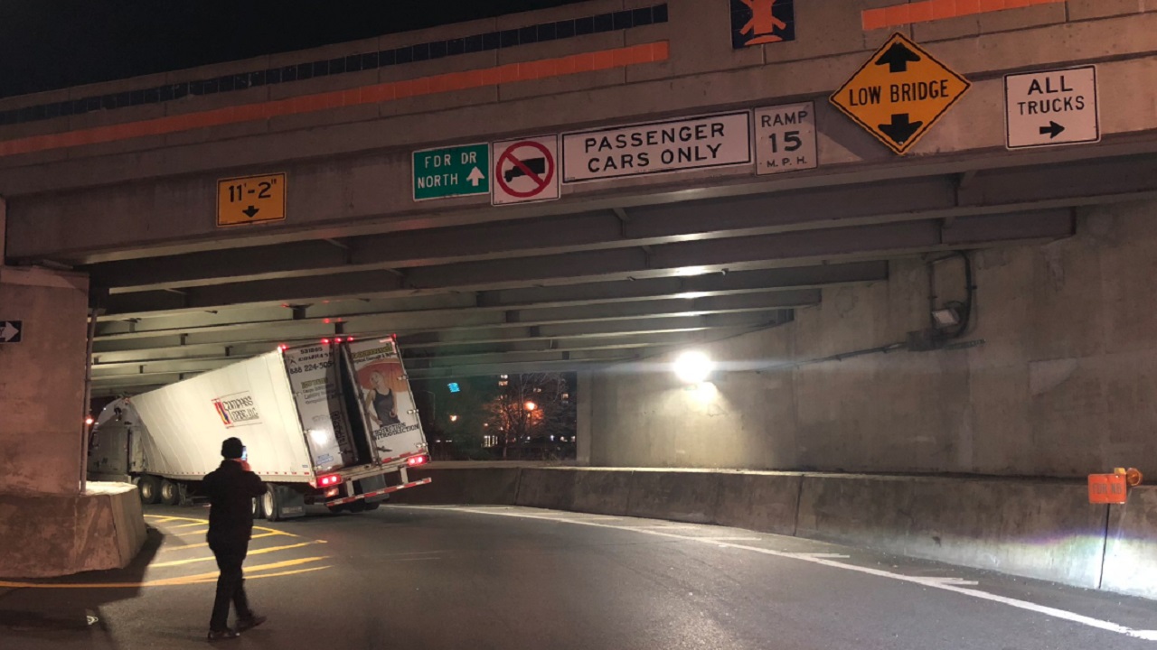 Stuck box truck illustrates reason for ban on FDR Drive - ABC7 New York