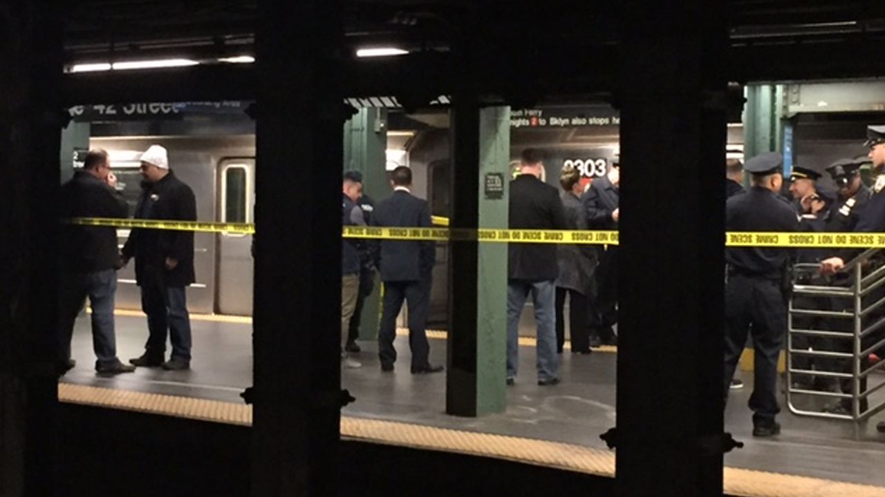 Woman Arrested In Fatal Push Of Woman Onto Subway Tracks In Times Square Abc7 New York