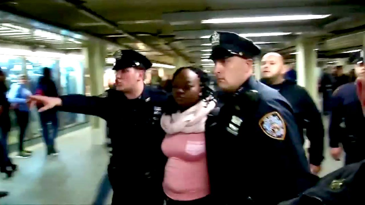 Woman Arrested In Fatal Push Of Woman Onto Subway Tracks In Times Square Abc7 New York