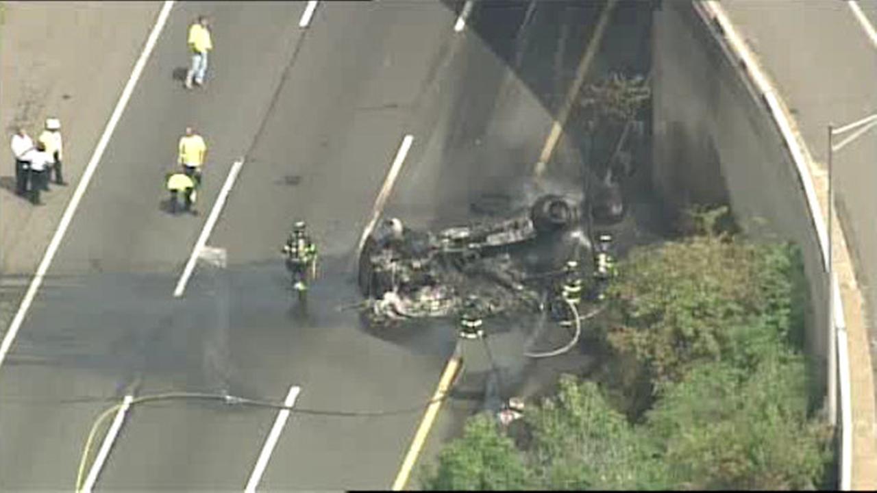Tractor trailer accident shuts down NJ Turnpike lanes in Edison