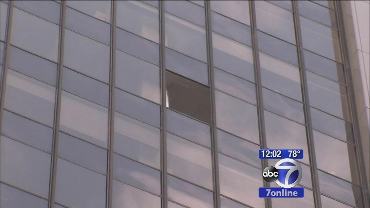 Falling glass from building in Midtown Manhattan injures 3