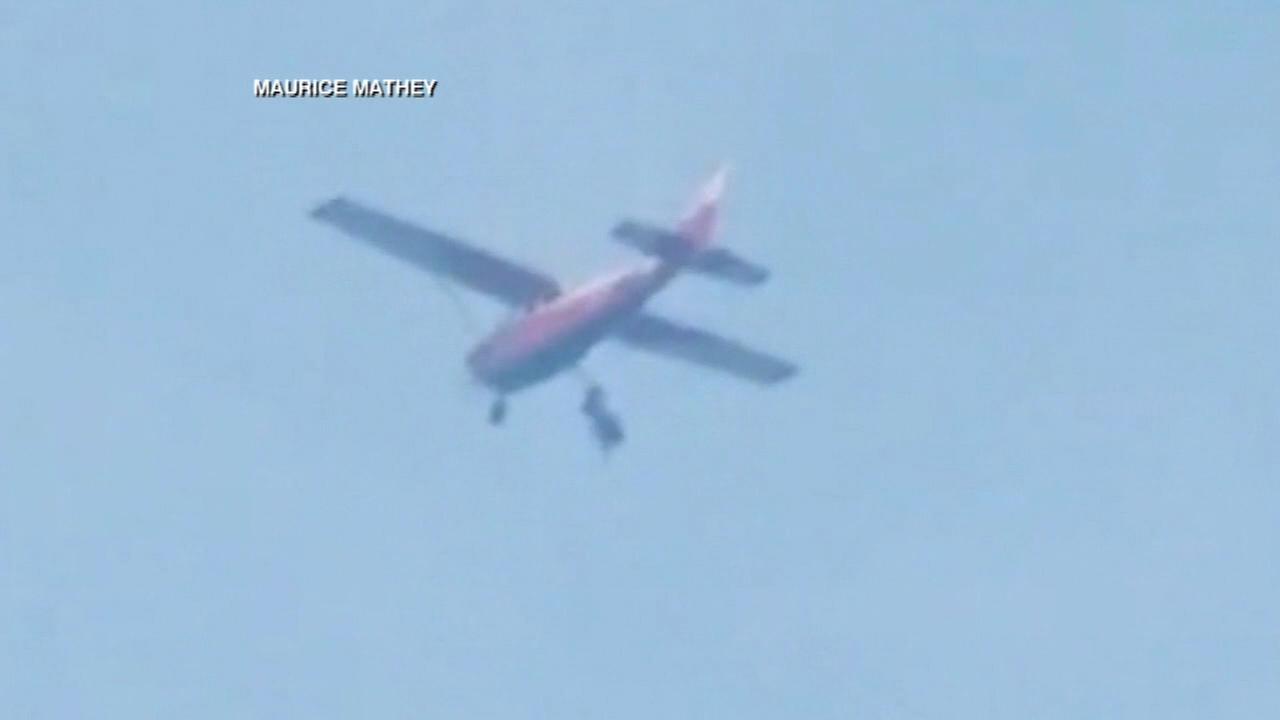 Skydiver Stuck Hanging From Plane Safely Lands Abc7chicago Skydiver Stuck Hanging From Plane Safely Lands Abc7chicago