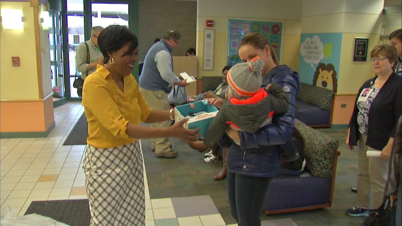 Chicago hospital worker delivers 1,000 gifts to sick kids | abc7chicago.com