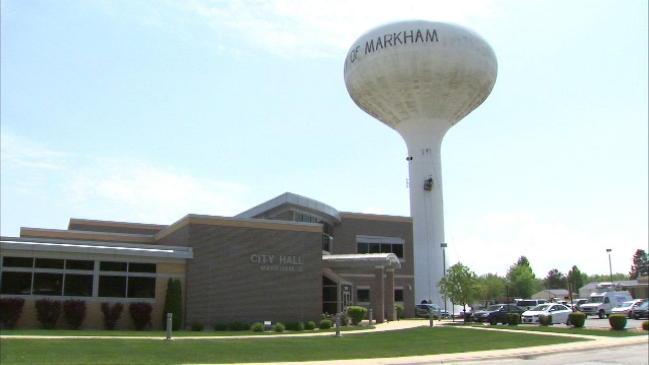 Markham residents line up at City Hall to prevent water shutoff