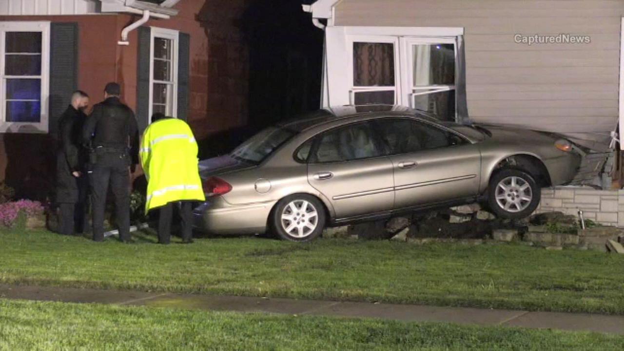 Car crashes into home in Oak Lawn