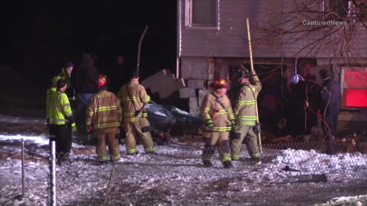 2 injured when car crashes into South Elgin home