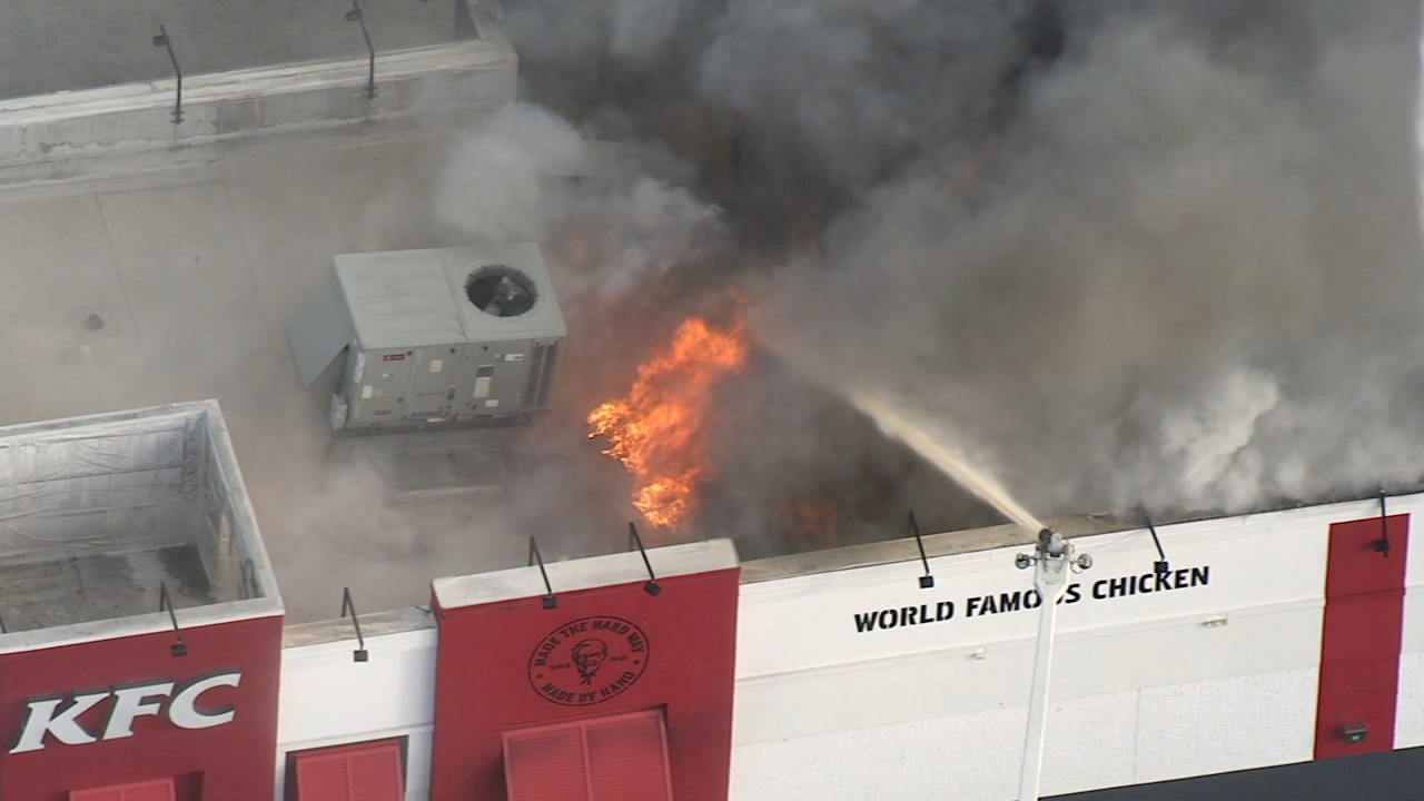 Fire engulfs KFC/Taco Bell restaurant in Wilmington