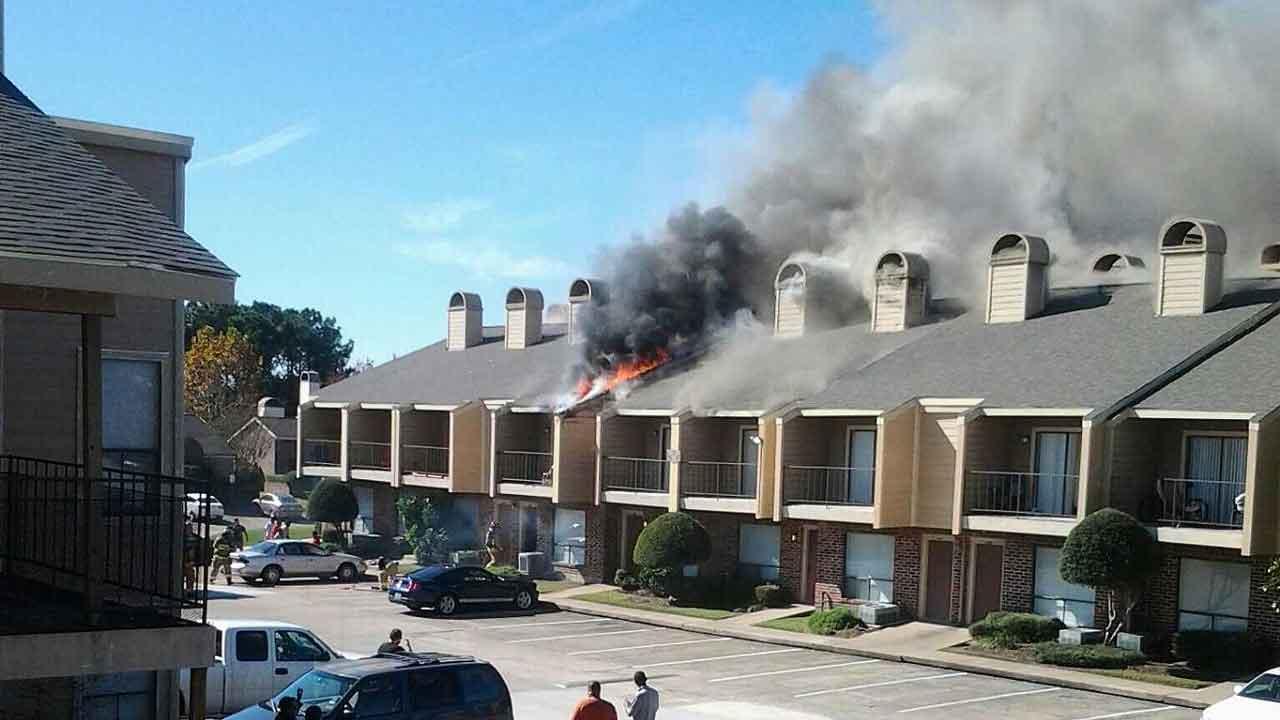 Apartment fire in southeast Houston damages 4 units; Man rushes to