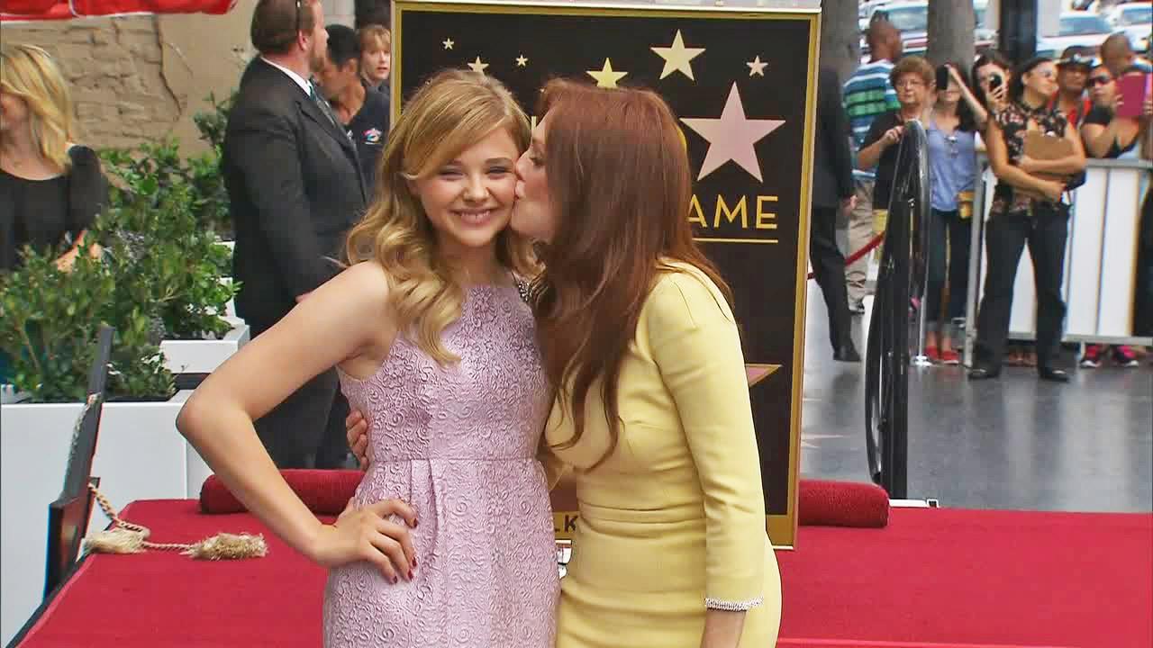 Julianne Moore gets Hollywood star, kisses Chloe Grace Moretz (Video ...